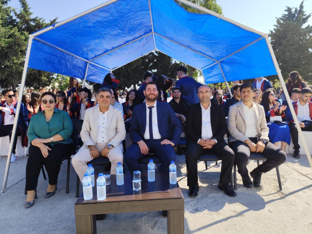 Belediye Başkanımız Emrah Karaçay, Jan ve Suphi Beyluni Anadolu Lisesi 2023-2024 Eğitim Öğretim Yılı Mezuniyet törenine katılarak gençlerin heyecanına ortak oldu.