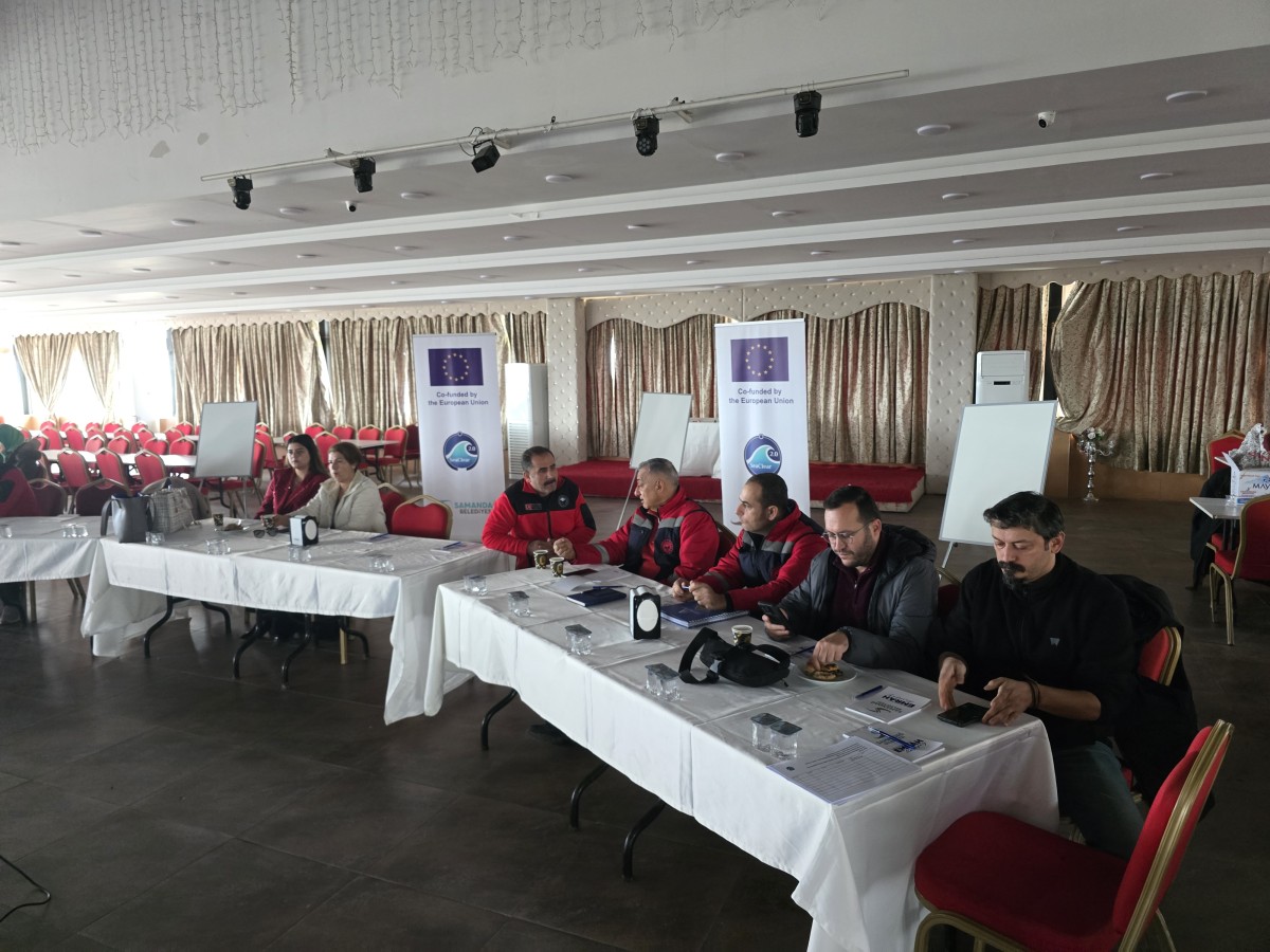 SAMANDAĞ’DA DENİZ ÇÖPÜNÜN ELE ALINMASINA YÖNELİK ÇÖZÜMLERİN VE POLİTİKA MÜDAHALELERİNİN BELİRLENMESİ ÇALIŞTAYI GERÇEKLEŞTİRİLDİ