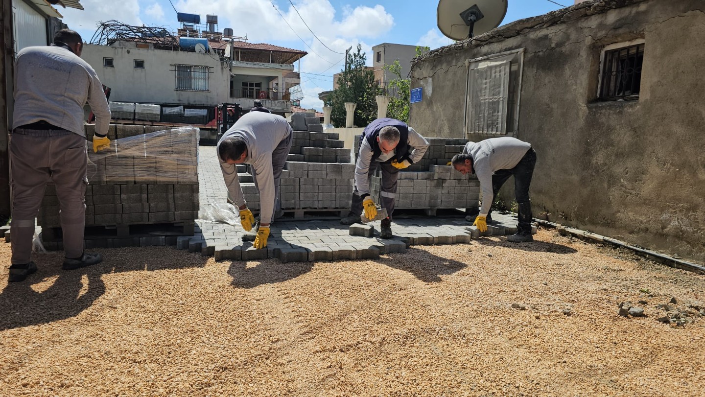 SAMANDAĞ’DA YOL YENİLEME ÇALIŞMALARI HIZ KESMİYOR